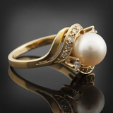 Elegant Ring with Daisy and Brilliant Gold